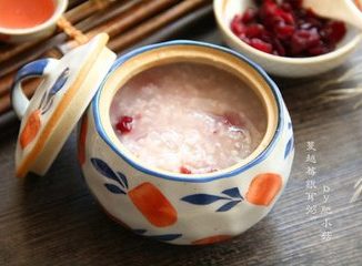 蔓越莓银耳梨粥
